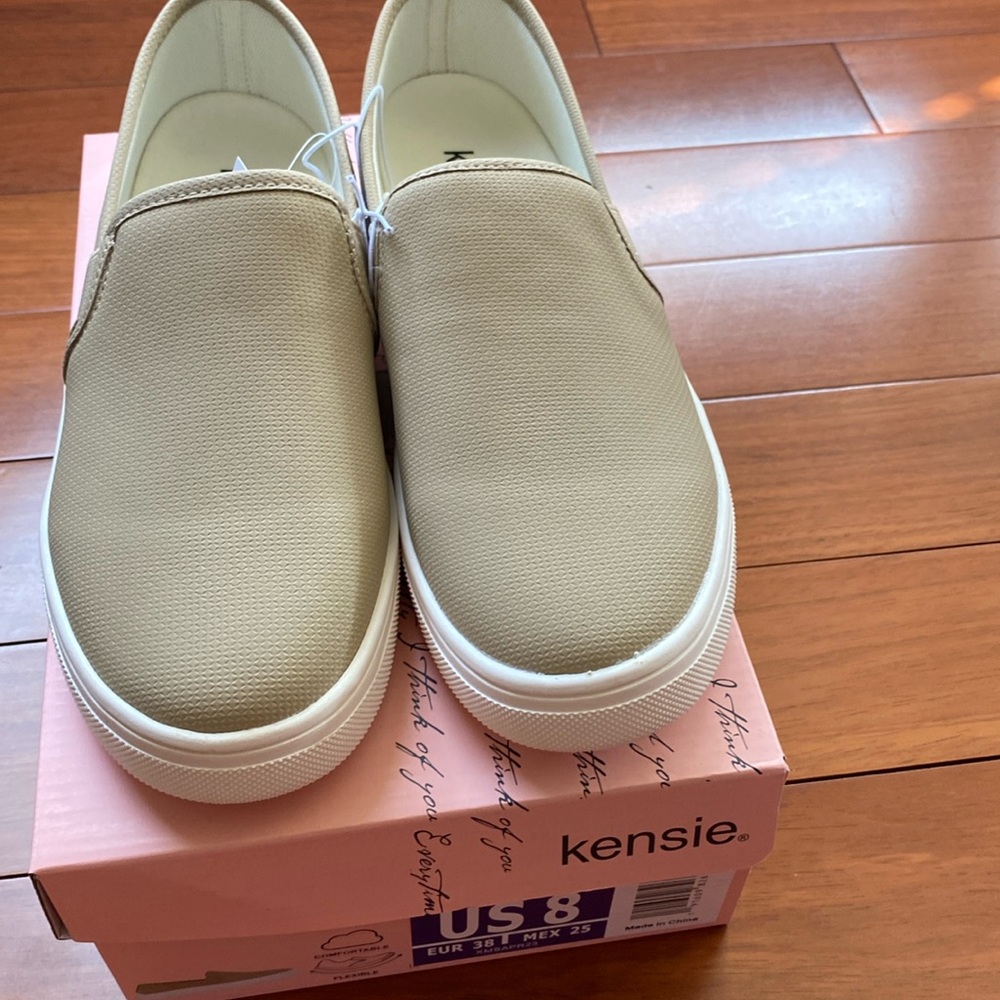 Kensie Woman’s slip on shoes , tan size 8